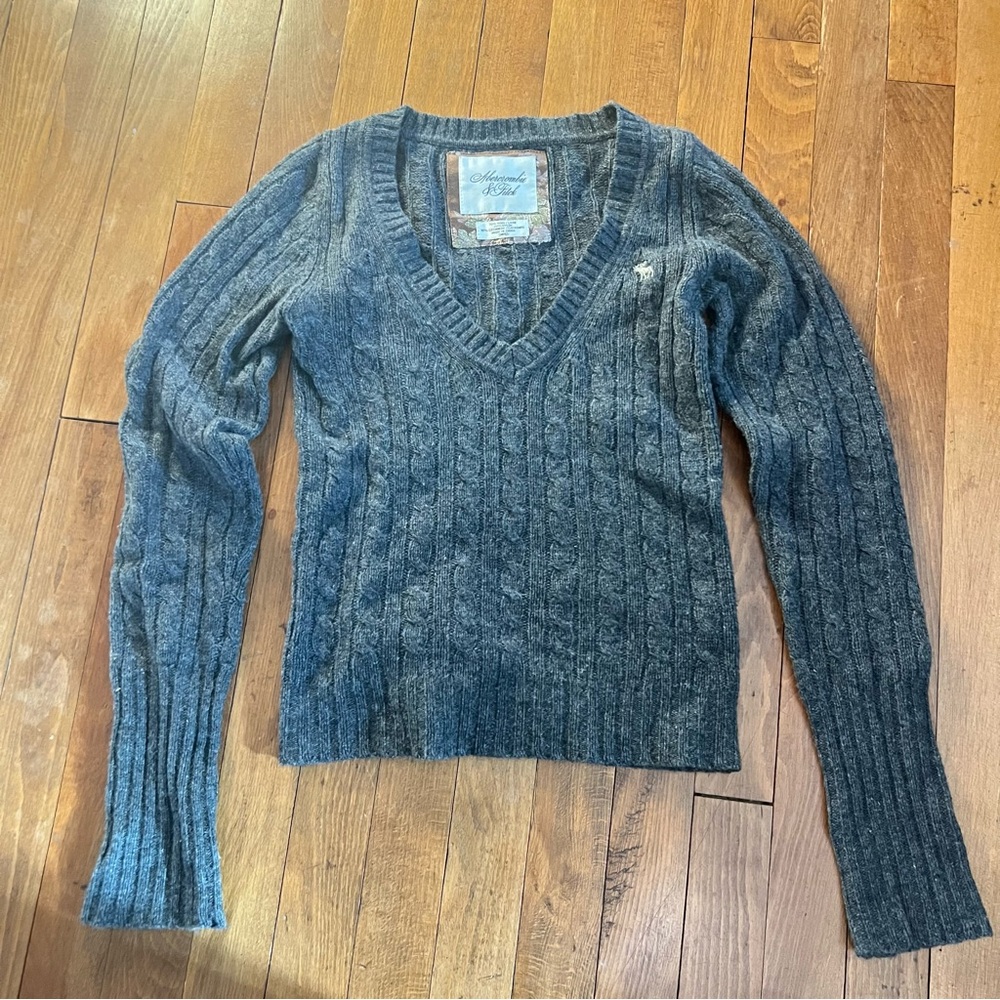 Abercrombie and fitch grey v-neck cable wool sweater, small